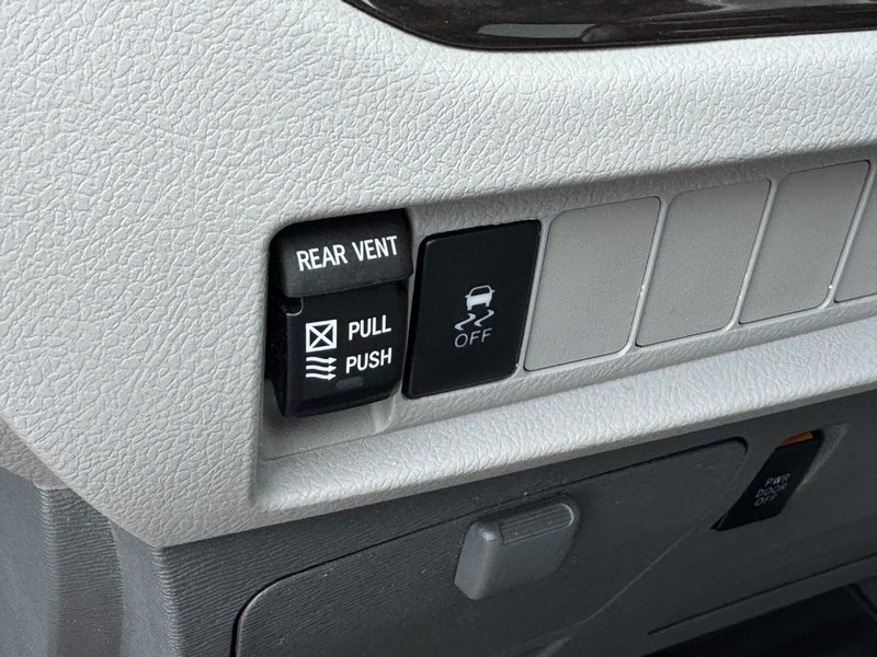 Toyota Sienna Vehicle Image 18