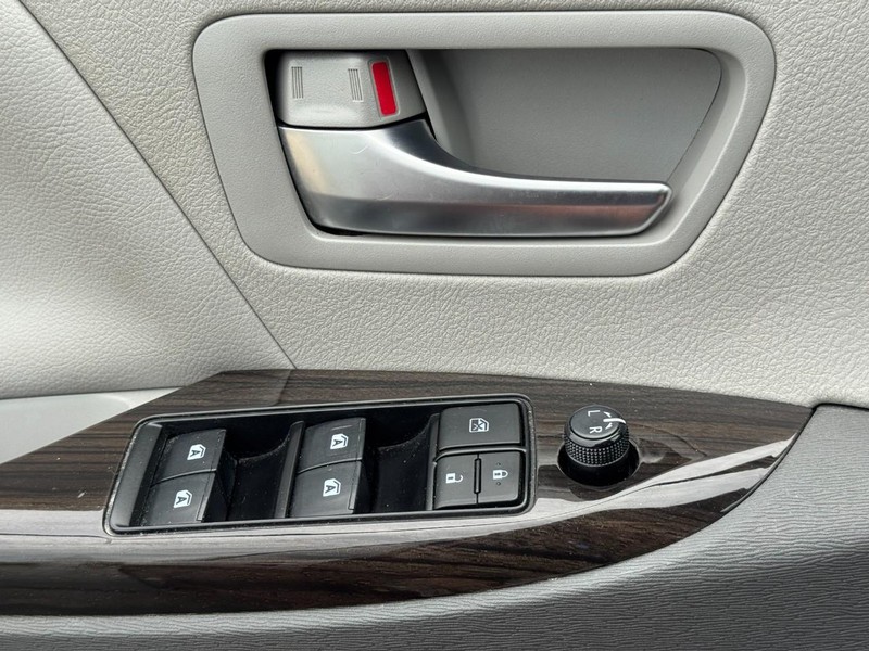 Toyota Sienna Vehicle Image 24