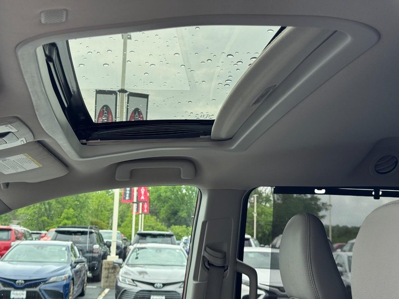 Toyota Sienna Vehicle Image 25