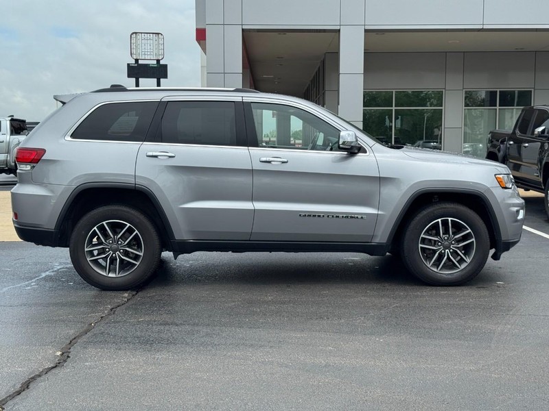 Jeep Grand Cherokee Vehicle Image 2