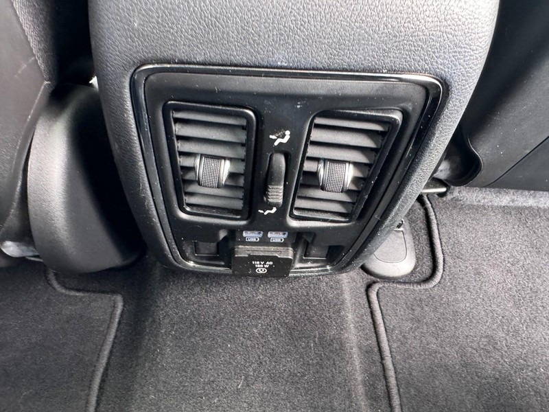 Jeep Grand Cherokee Vehicle Image 16