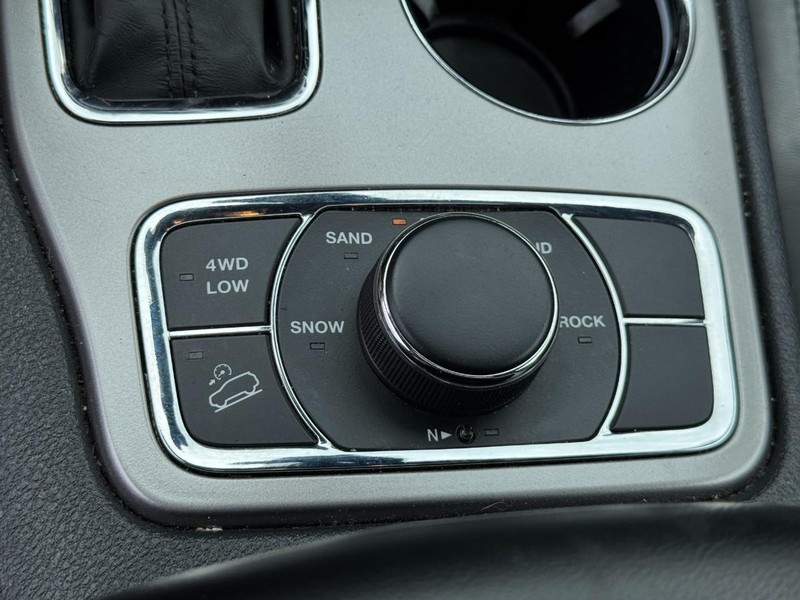 Jeep Grand Cherokee Vehicle Image 24