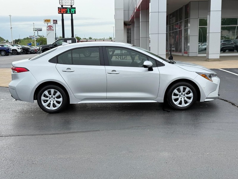 Toyota Corolla Vehicle Image 2