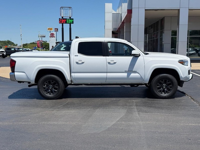 Toyota Tacoma 4WD Vehicle Image 2