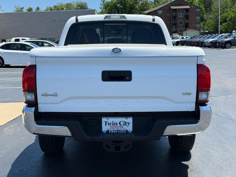 Toyota Tacoma 4WD Vehicle Image 4