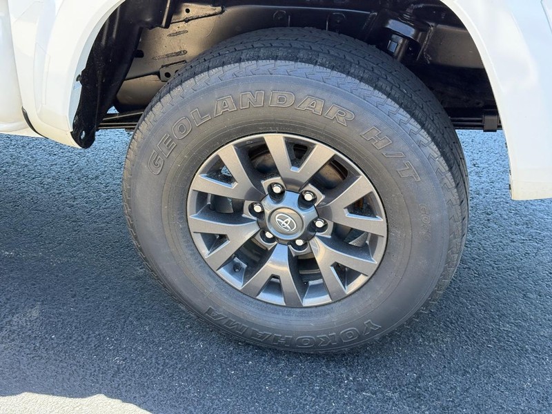 Toyota Tacoma 4WD Vehicle Image 7