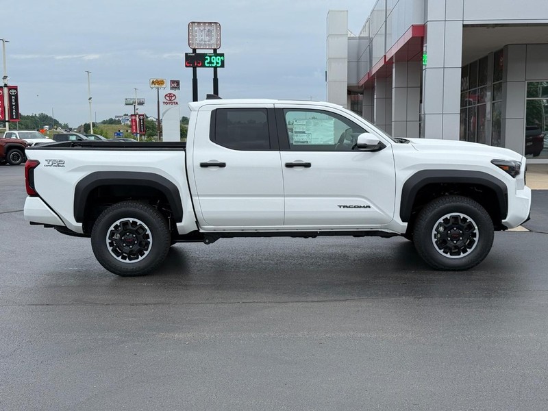 Toyota Tacoma 4WD Vehicle Image 2