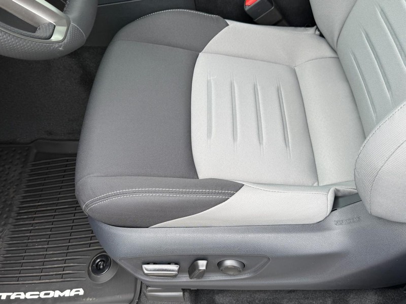 Toyota Tacoma 4WD Vehicle Image 11