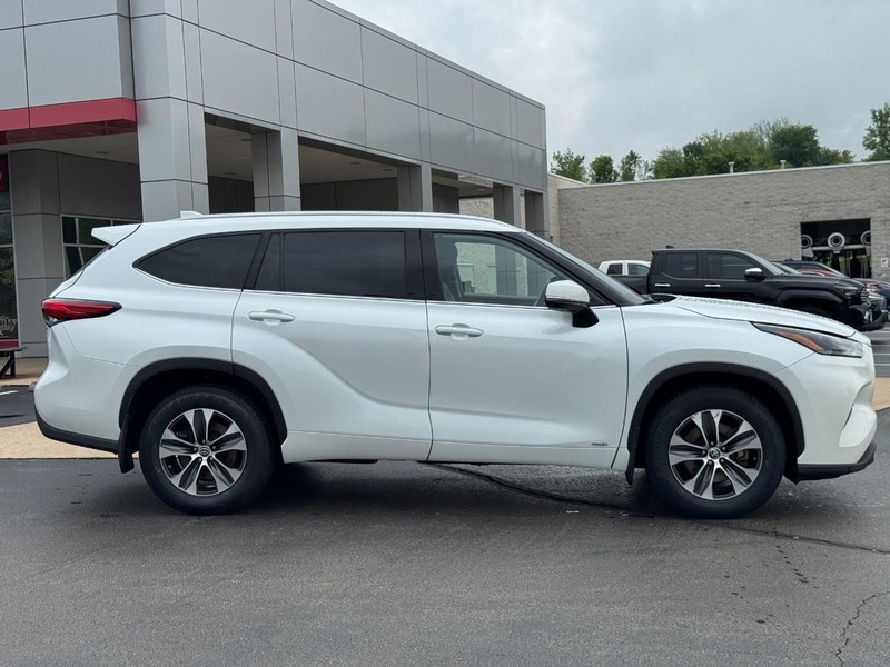 Toyota Highlander Hybrid Vehicle Image 2