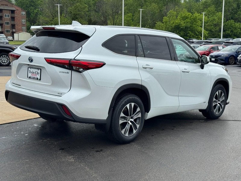 Toyota Highlander Hybrid Vehicle Image 3