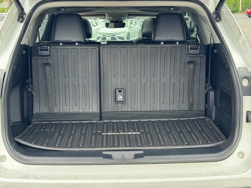 Toyota Highlander Hybrid Vehicle Image 4