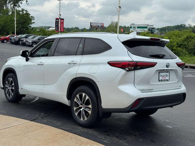 Toyota Highlander Hybrid Vehicle Image 6