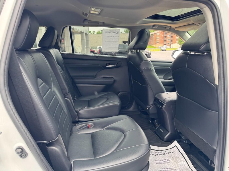 Toyota Highlander Hybrid Vehicle Image 11