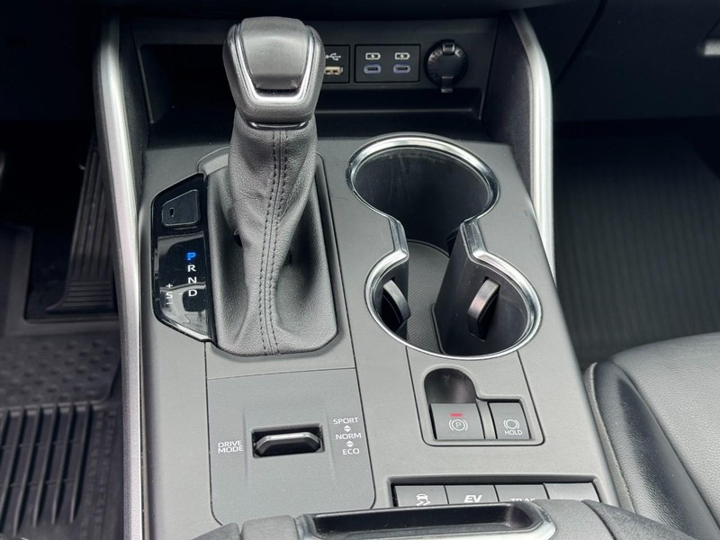 Toyota Highlander Hybrid Vehicle Image 15