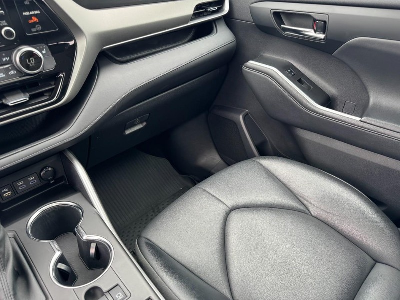 Toyota Highlander Hybrid Vehicle Image 16