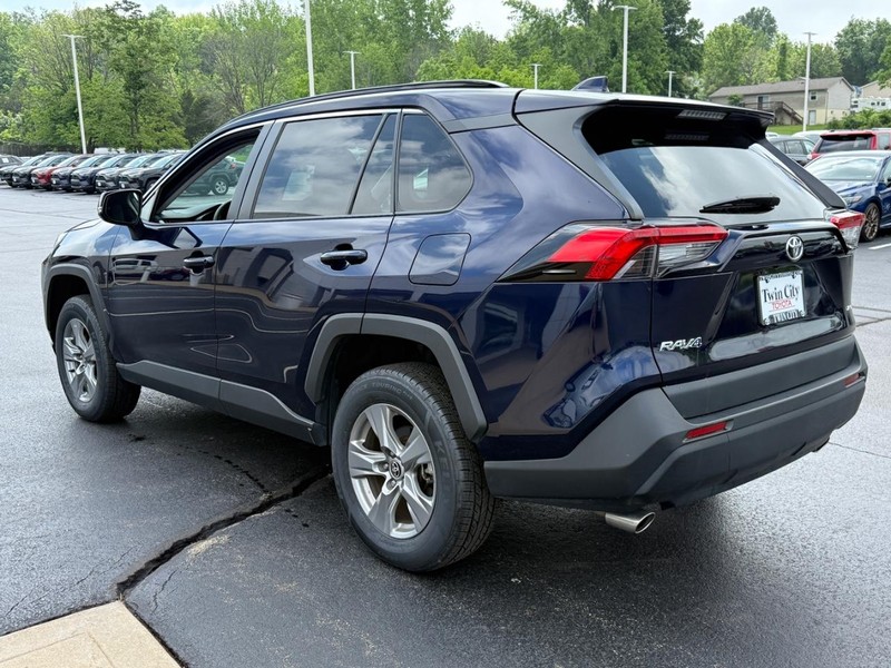 Toyota RAV4 Vehicle Image 6