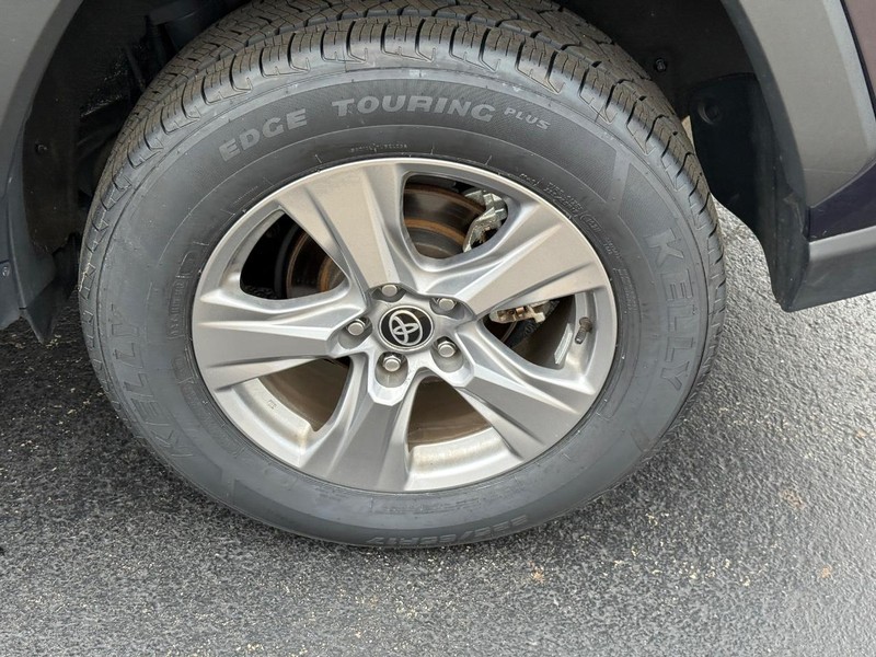 Toyota RAV4 Vehicle Image 7