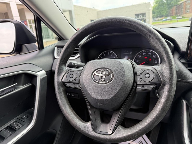 Toyota RAV4 Vehicle Image 12