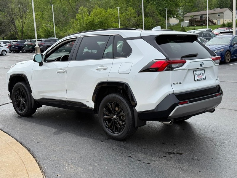 Toyota RAV4 Hybrid Vehicle Image 7