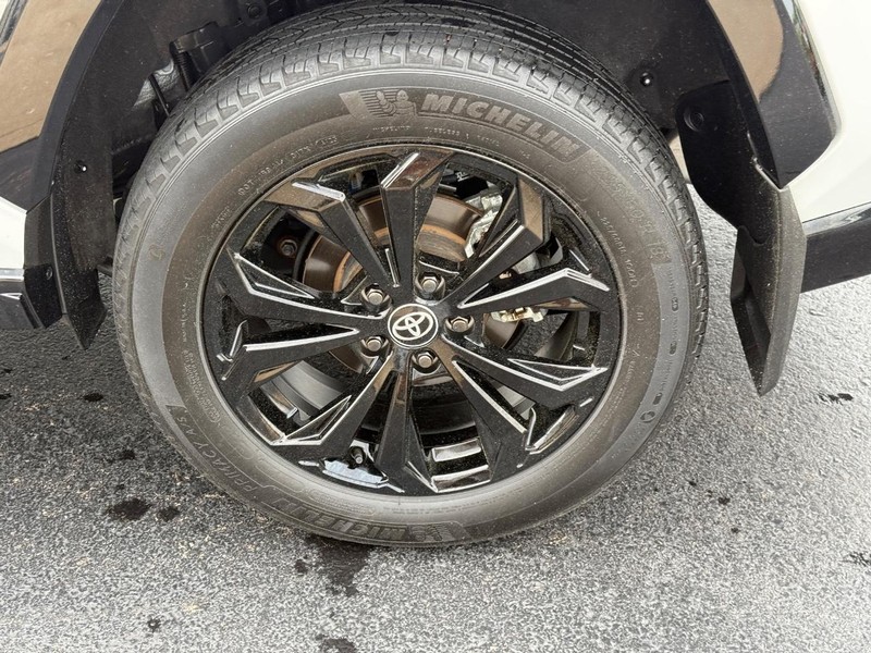 Toyota RAV4 Hybrid Vehicle Image 8