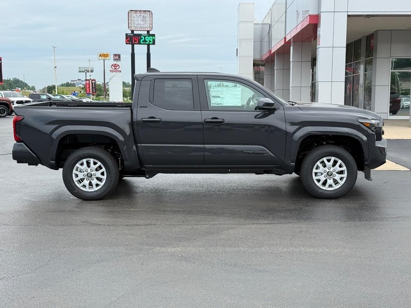Toyota Tacoma 4WD Vehicle Image 2