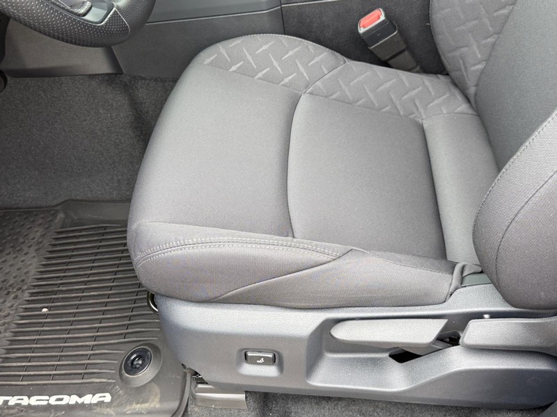 Toyota Tacoma 4WD Vehicle Image 11