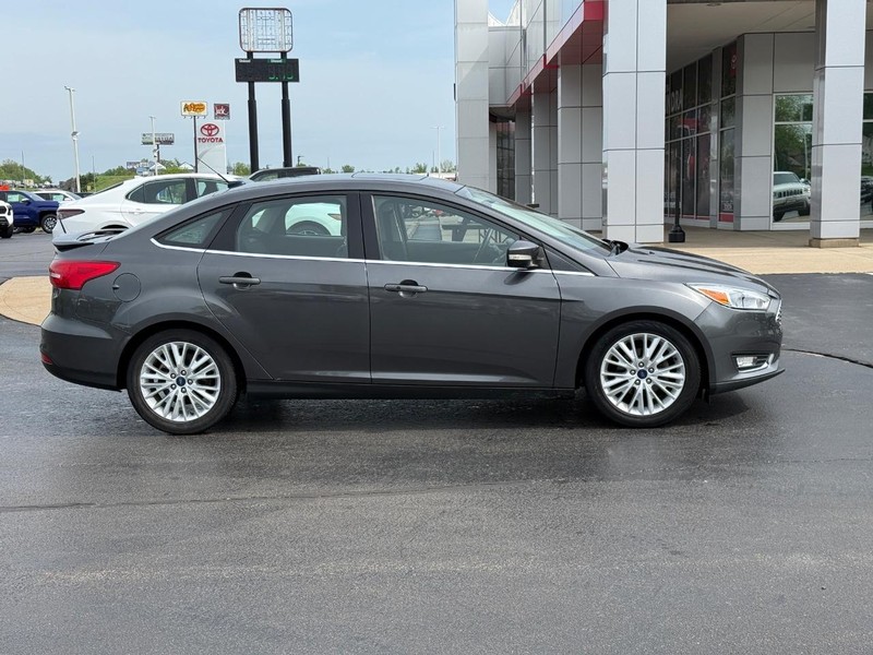 Ford Focus Vehicle Image 2