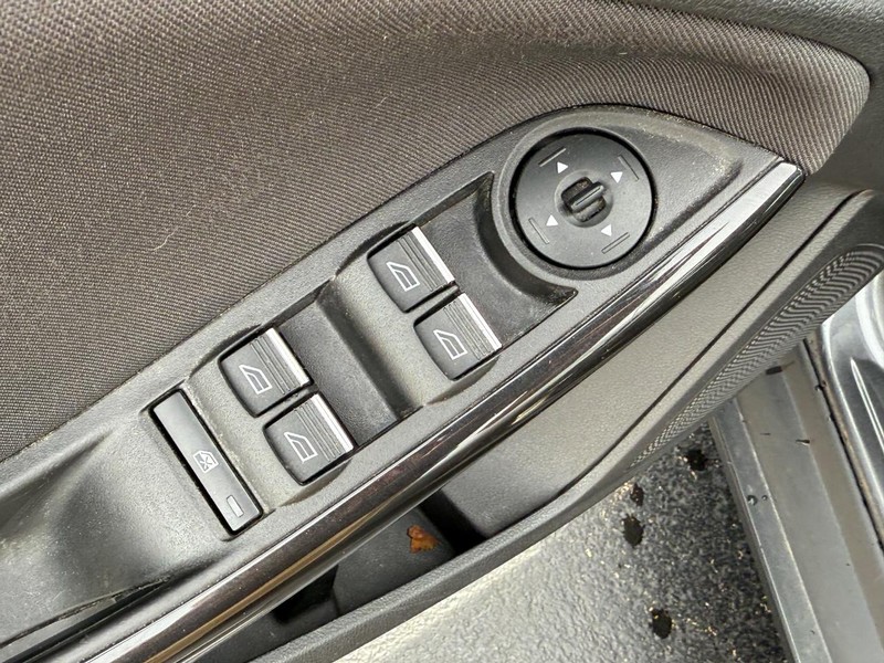 Ford Focus Vehicle Image 16