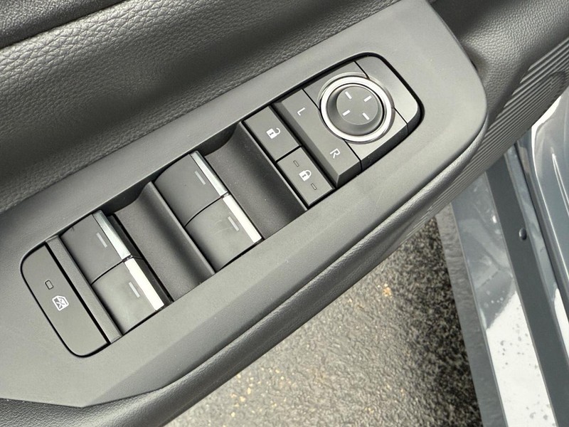 Toyota Prius Plug-In Hybrid Vehicle Image 10