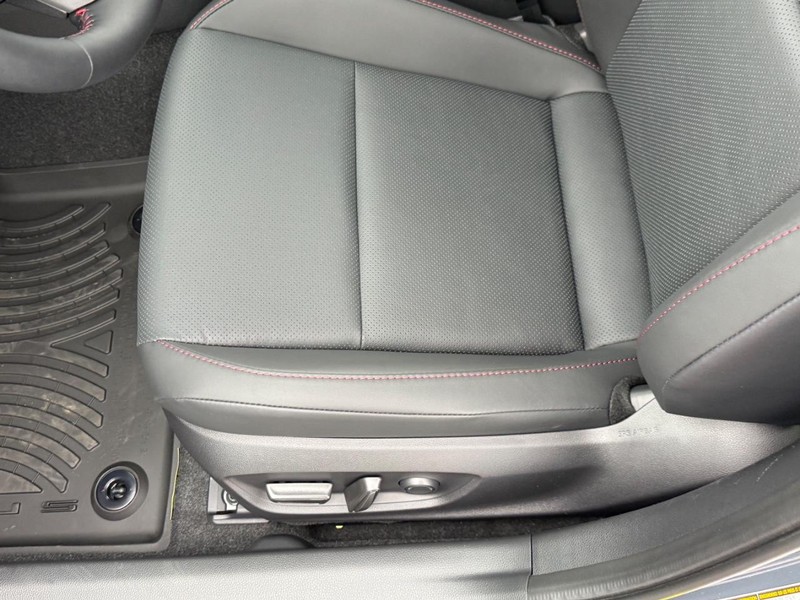 Toyota Prius Plug-In Hybrid Vehicle Image 12