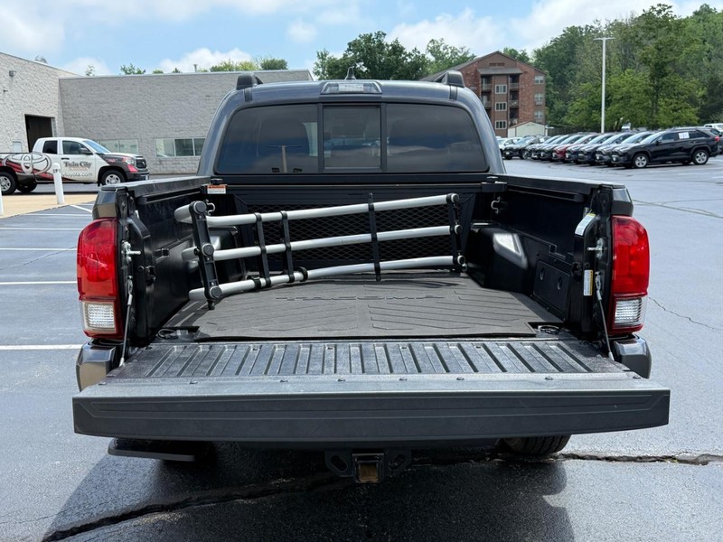 Toyota Tacoma 4WD Vehicle Image 4