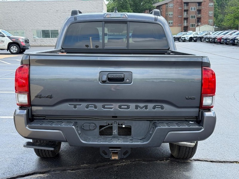 Toyota Tacoma 4WD Vehicle Image 5