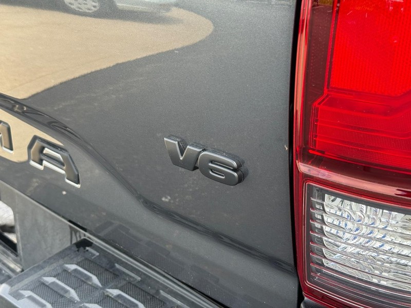 Toyota Tacoma 4WD Vehicle Image 6