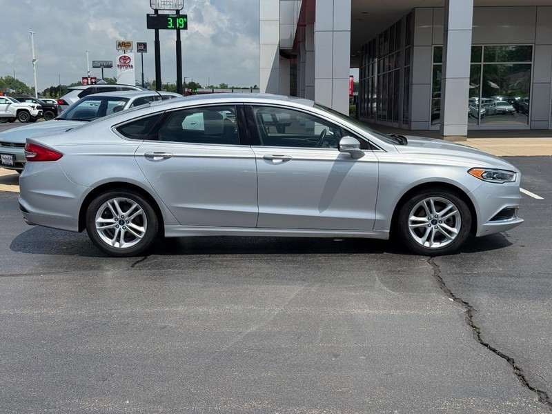 Ford Fusion Vehicle Image 2