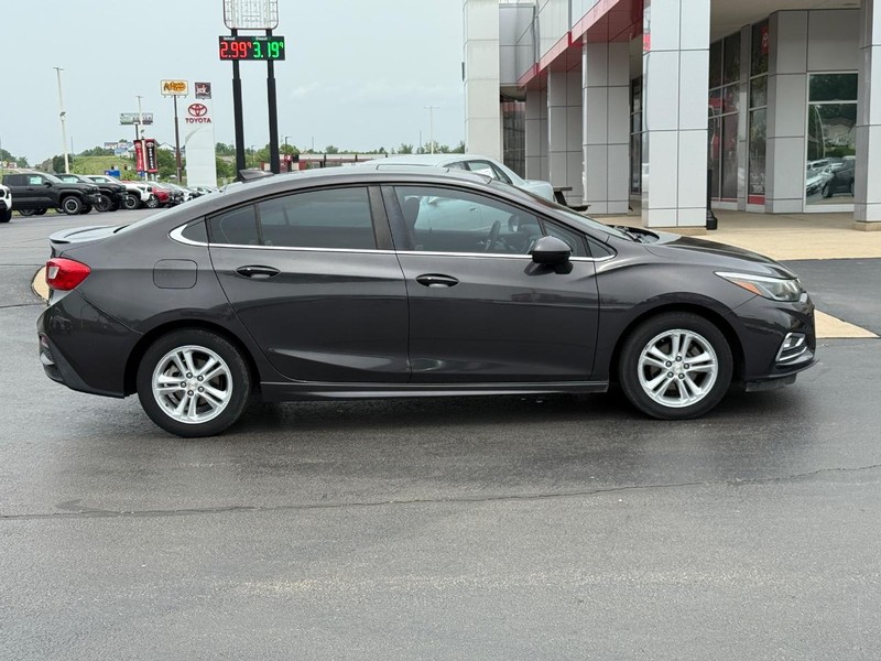 Chevrolet Cruze Vehicle Image 2