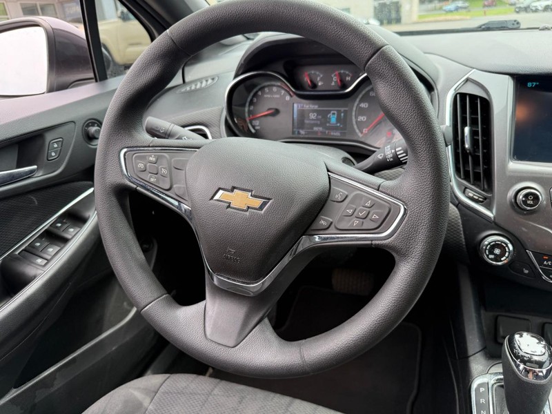 Chevrolet Cruze Vehicle Image 13