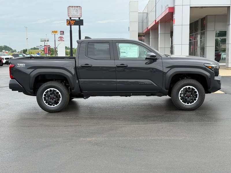 Toyota Tacoma 4WD Vehicle Image 2