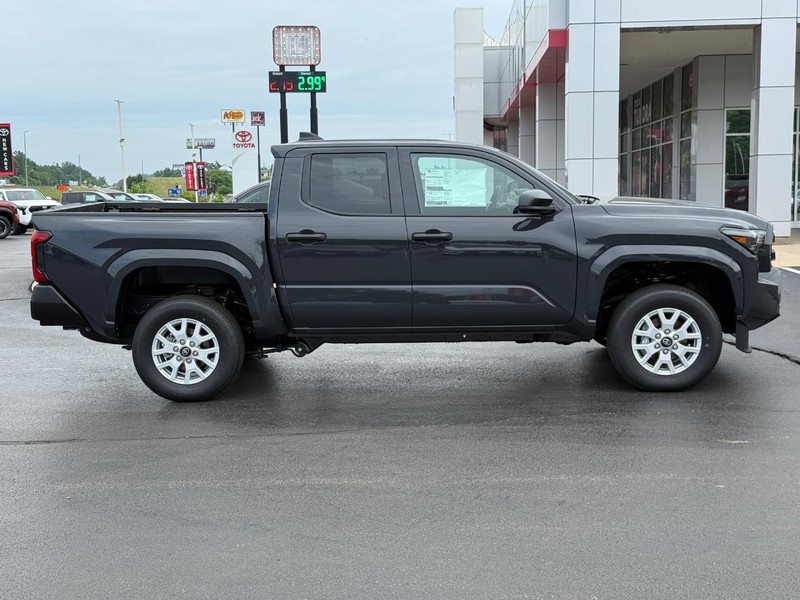 Toyota Tacoma 4WD Vehicle Image 2