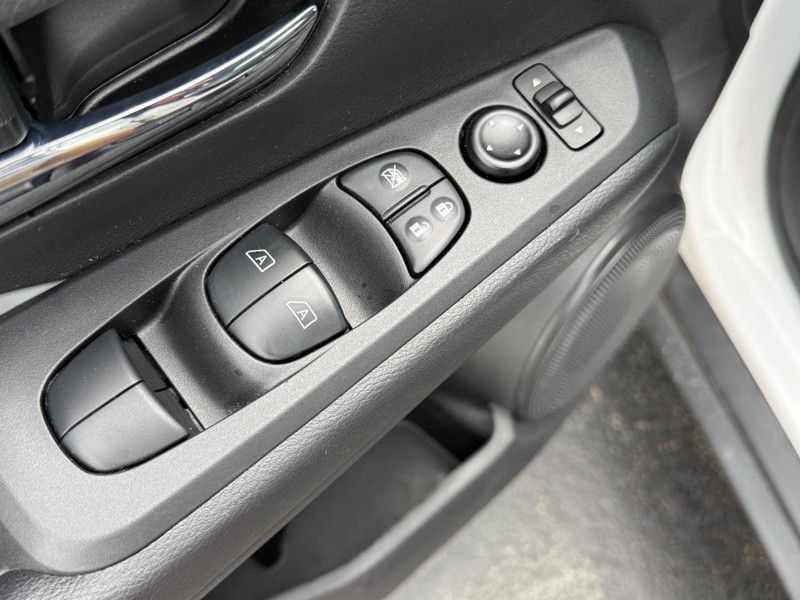 Nissan Kicks Vehicle Image 13