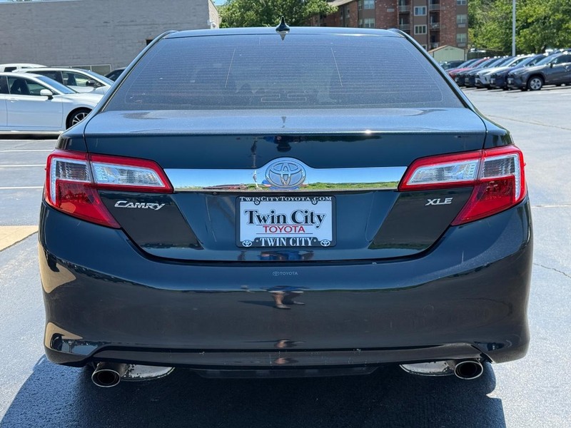 Toyota Camry Vehicle Image 5