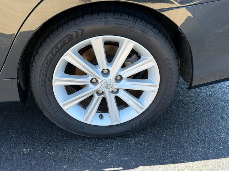 Toyota Camry Vehicle Image 8