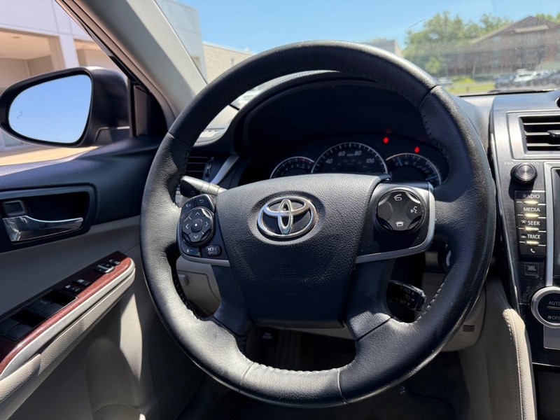 Toyota Camry Vehicle Image 13