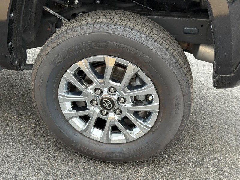 Toyota Tacoma 4WD Vehicle Image 7