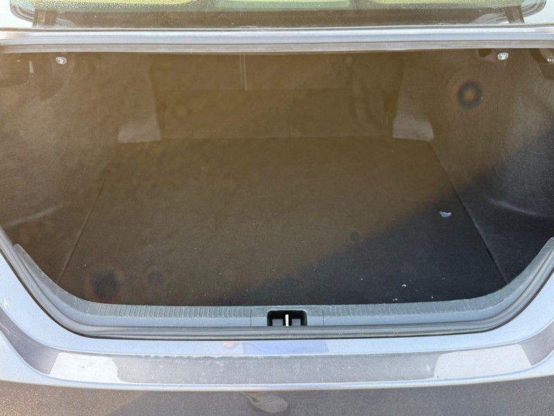 Toyota Camry Vehicle Image 4