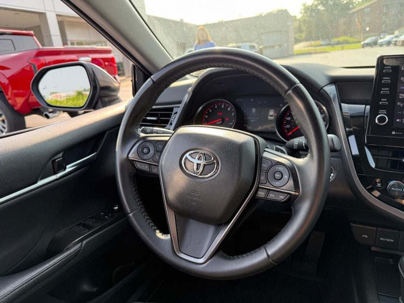 Toyota Camry Vehicle Image 13