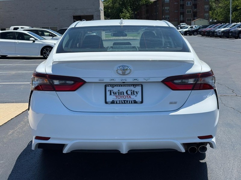 Toyota Camry Vehicle Image 4