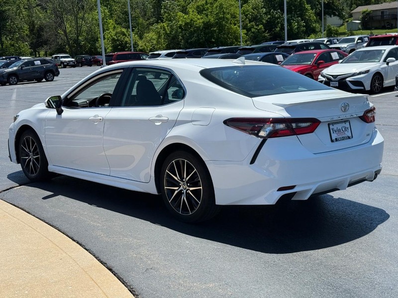 Toyota Camry Vehicle Image 6