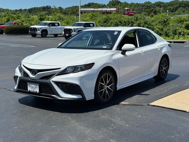 Toyota Camry Vehicle Image 8