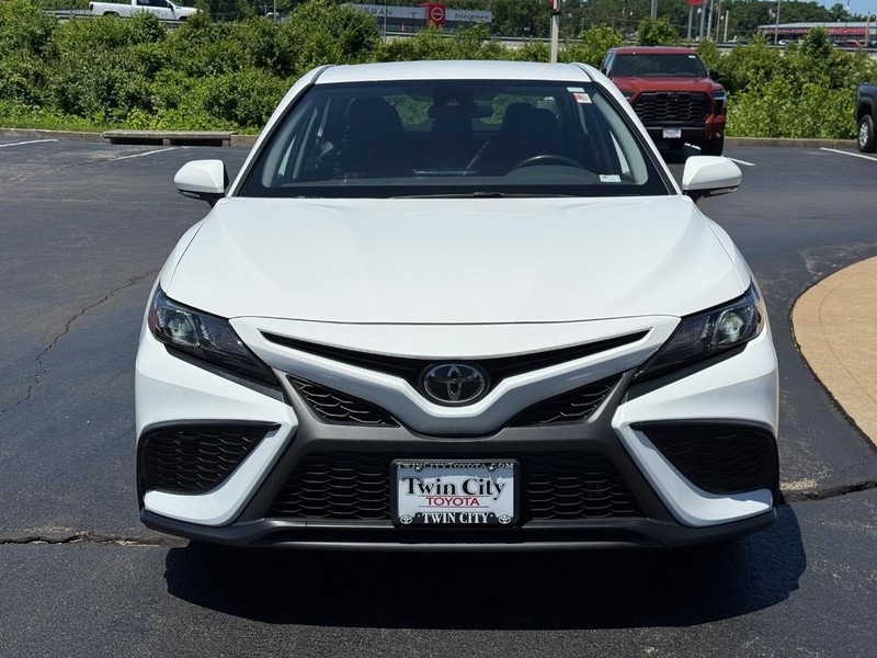 Toyota Camry Vehicle Image 9