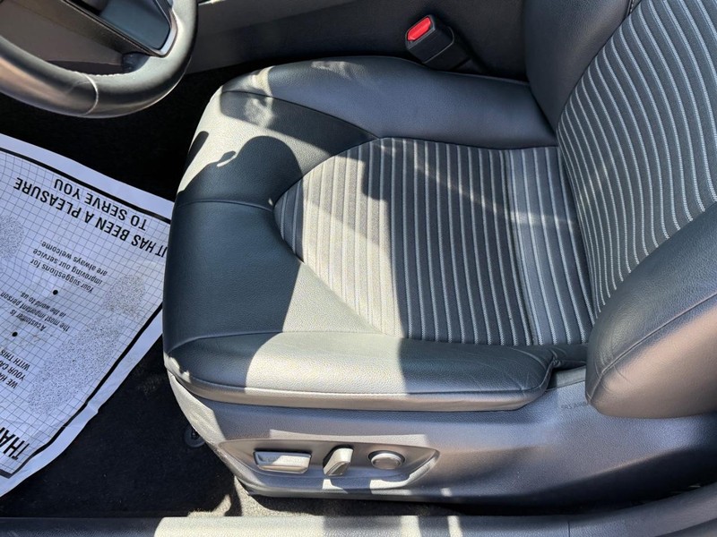 Toyota Camry Vehicle Image 15
